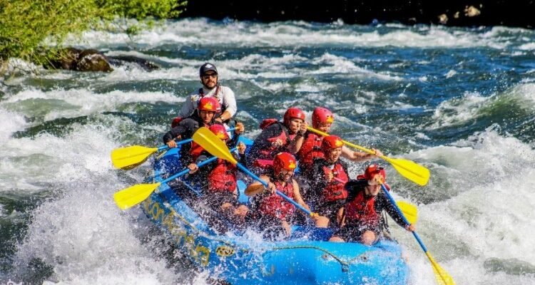 Рафтинг: визначення, основи та популярні маршрути для новачків