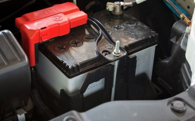 Акумулятор: визначення, види та принцип роботи для вашого авто