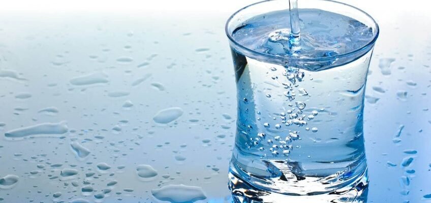 Дистильована вода: визначення, властивості та сфери застосування