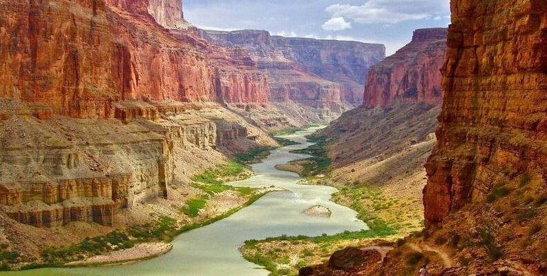 Що таке каньйон: визначення, особливості та формування ландшафтів