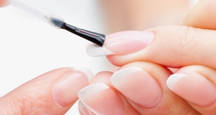 Праймер для нігтів: що це таке і як правильно його використовувати?