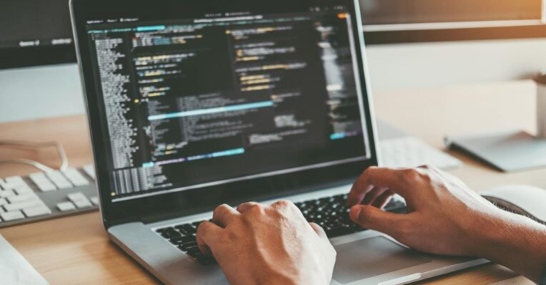 Програмування: мова машин та людей – зрозуміти сутність і різницю