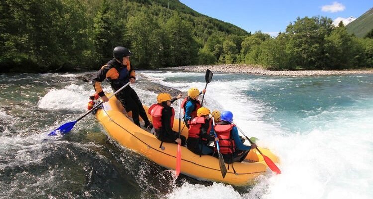 Рафтинг: Пориньте у світ адреналіну та пригод на ріках України