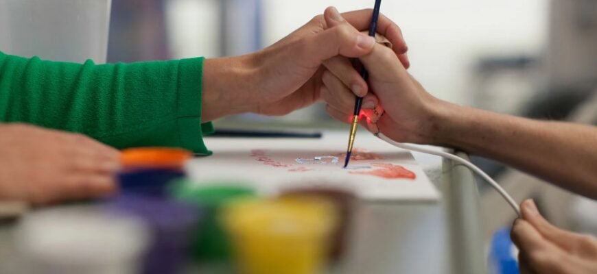 Арт-терапія: Визначення, методи та переваги для вашого здоров’я і життя