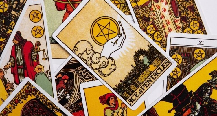 Таємниці карт Таро: Що це, як працюють і чому їх використовують?