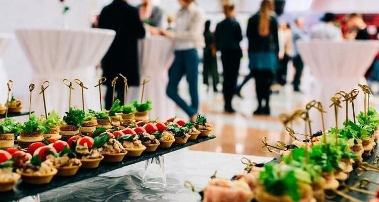 Що таке кейтерінг: ключові аспекти та переваги зовнішнього обслуговування