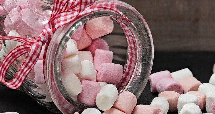 Що таке маршмеллоу: історія, склад і використання в кулінарії Що таке маршмеллоу: історія, склад і використання в кулінарії