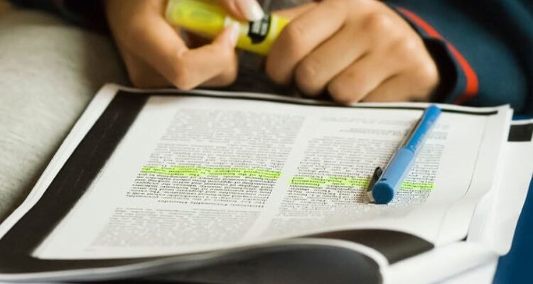 Що таке теза у творі: Визначення, приклади та практичні поради